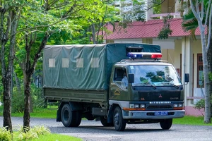 Cần Thơ dùng xe đặc chủng của công an vận chuyển đề thi