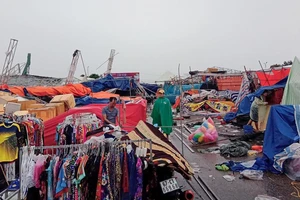 Dông lốc quật sập nhiều gian hàng hội chợ ở Phú Quốc 