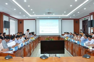 Lãnh đạo 2 tỉnh Sóc Trăng và Hậu Giang bàn chính sách bồi thường cho dự án cao tốc 