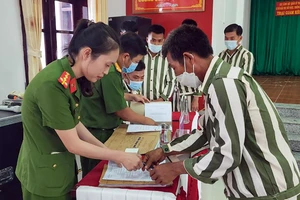 Niềm hạnh phúc vỡ òa của 20 phạm nhân ở Kiên Giang được đặc xá