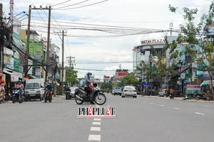 Đoạn đường 'lạ lắm' ở Cần Thơ còn 16/30 hộ chưa bàn giao mặt bằng