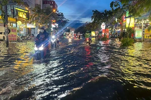 Nhiều tuyến đường ở Cần Thơ bị ngập do triều cường