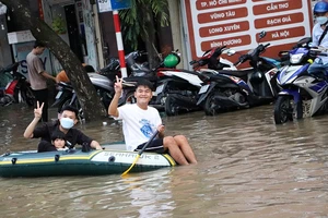 Nhiều tuyến đường ở Cần Thơ ngập như sông, dân bì bõm về nhà 