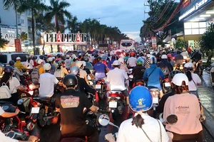 Người dân Cần Thơ tránh ngập bị kẹt giữa biển người