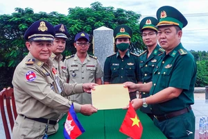 Biên phòng cửa khẩu quốc tế Hà Tiên tiếp nhận hơn 700 công dân về từ Campuchia 