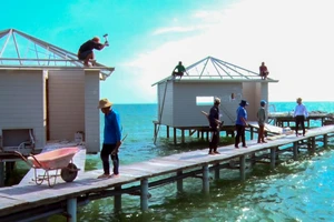 Tháo dỡ 8 bungalow xây dựng trái phép tại Phú Quốc