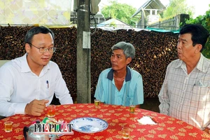 Ông Khuất Việt Hùng thăm gia đình 4 người tử vong trong vụ tai nạn ở Bình Dương