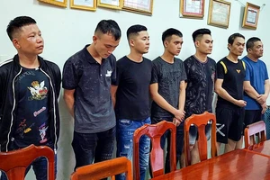 Bị cấm vào hẻm đòi nợ, 2 nhóm lao vào hỗn chiến