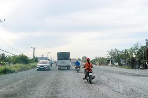 Lý do dự án nâng cấp Quốc lộ 1A đoạn từ Hậu Giang đến Sóc Trăng chậm tiến độ