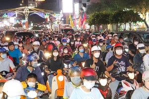 Người dân Cần Thơ đổ ra đường đón Giáng sinh 