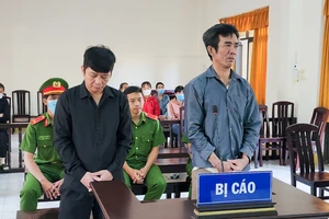 Bị phạt tù, tịch thu tàu vì chở hàng lậu qua biên giới