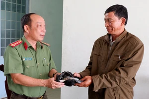 1 người dân nhặt được số tiền lớn mang nộp công an 