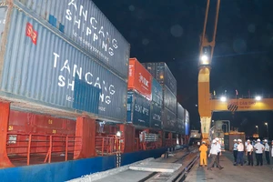 Tín hiệu vui từ sự kiện chuyến tàu container cập cảng Cái Cui