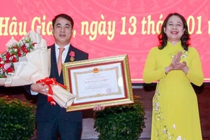 Bí thư Hậu Giang nhận Huân chương Lao động Hạng Nhất