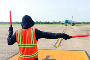 Hút thuốc lá điện tử trên máy bay, 1 nữ hành khách bị phạt 4 triệu đồng