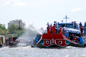 Lễ hội tống tà ma, té nước cầu may độc đáo ở Cần Thơ