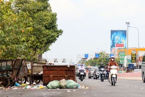 Cần Thơ: Chiếm lòng đường làm bãi tập kết rác gây mất an toàn giao thông