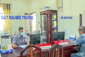 Hậu Giang: Không yêu cầu dân xuất trình sổ hộ khẩu, sổ tạm trú