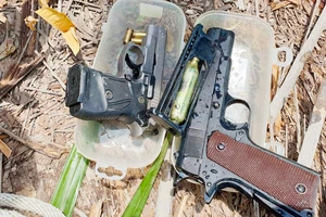 Nổ súng thị uy vì không được bơm cát làm cao tốc