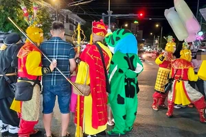 Mời làm việc nhóm người mặc trang phục các nhân vật phim 'Tây Du Ký' ở chợ đêm Phú Quốc