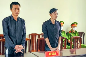 Mang theo súng vào khách sạn sử dụng ma túy