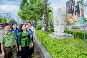 Hậu Giang khai mạc triển lãm ảnh 'Chiếc áo bà ba xưa và nay'