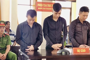 Bị đòi tiền bo, nhóm thanh niên chém nhân viên quán