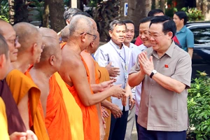 Chủ tịch Quốc hội thăm và chúc mừng Lễ Sene Dolta đồng bào Khmer ở Sóc Trăng