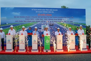 Hậu Giang khởi công gói thầu số 2 dự án cao tốc trục ngang