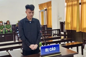 Bị bắt vì ma túy, lòi ra thêm súng quân dụng 