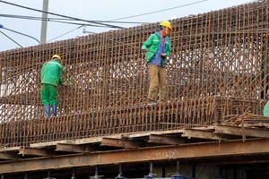 Cao tốc Cần Thơ - Cà Mau chậm tiến độ do thiếu cát đắp nền đường