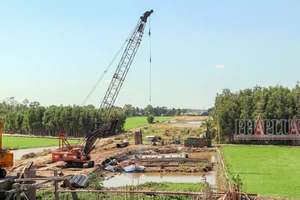 Cao tốc Cần Thơ - Cà Mau thi công xuyên Tết do chậm tiến độ hơn 17%