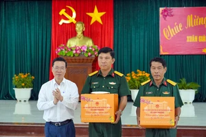 Chủ tịch nước Võ Văn Thưởng thăm, chúc tết quân, dân xã đảo Thổ Châu