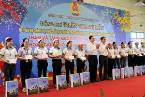 Phó Chủ tịch Thường trực Quốc hội thăm, tặng quà tại Hậu Giang