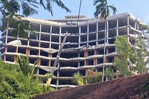 Bắt đầu tháo dỡ khách sạn 12 tầng xây trái phép ở Phú Quốc 