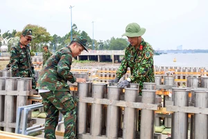 Cần Thơ chuẩn bị 'trận địa' pháo hoa tầm cao trên sà lan 2.000 tấn