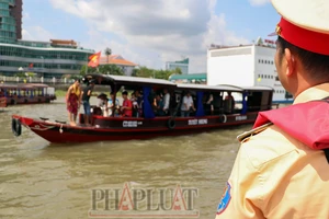 CSGT Cần Thơ bảo đảm an toàn cho người dân vui lễ hội Tống ôn