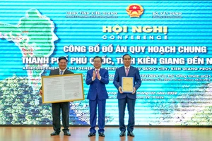 Bộ trưởng Nguyễn Thanh Nghị trao quyết định phê duyệt đồ án quy hoạch chung TP Phú Quốc 