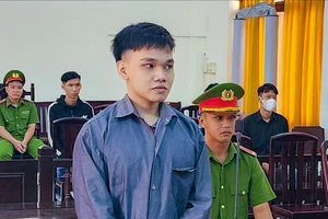 Kiên Giang: Tù tội vì xin súng làm kỷ niệm, còn khoe trên Facebook