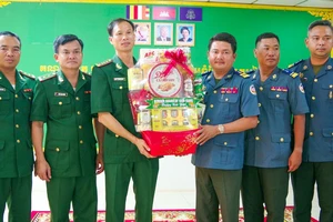 Bộ đội Biên phòng Kiên Giang chúc tết lực lượng bảo vệ biên giới biển Campuchia