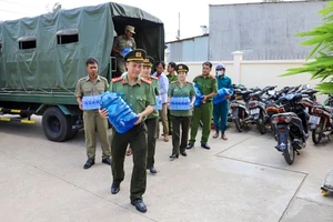 Công an Sóc Trăng hỗ trợ nước sinh hoạt cho bà con vùng hạn mặn