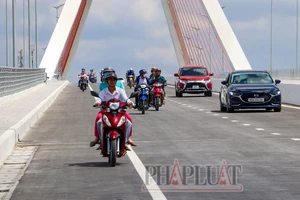 Người dân Cần Thơ phấn khởi khi cầu Trần Hoàng Na đưa vào khai thác