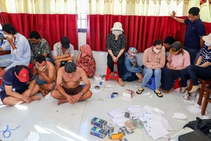 Công an Sóc Trăng bắt quả tang nhiều người lắc tài xỉu trong ngôi nhà 3 tầng