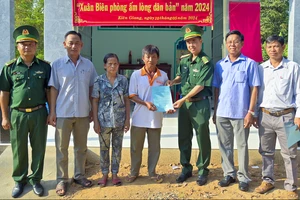 Biên phòng Kiên Giang trao nhà cho hộ nghèo huyện Giang Thành 