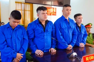 Bị bạn hàng tấn công vì mở loa rao bán tôm với giá rẻ hơn