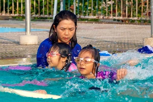 Các lớp dạy bơi miễn phí của thầy, cô giáo ở miền Tây