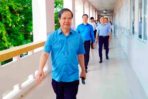 Bộ trưởng Nguyễn Kim Sơn kiểm tra công tác chuẩn bị kỳ thi tốt nghiệp tại tỉnh Hậu Giang