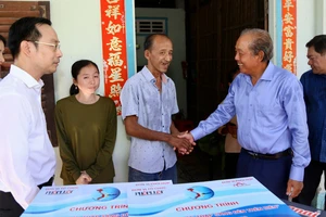 Nguyên Phó Thủ tướng Trương Hòa Bình thăm, tặng quà 3 ngư dân tỉnh Kiên Giang