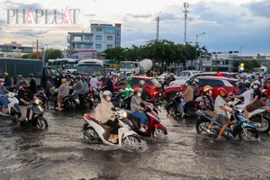 TP Cần Thơ: Ùn tắc nghiêm trọng tại ngã tư Trần Hoàng Na sau cơn mưa