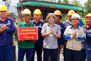 Chủ tịch UBND tỉnh Hậu Giang thăm công nhân thi công cao tốc dịp lễ